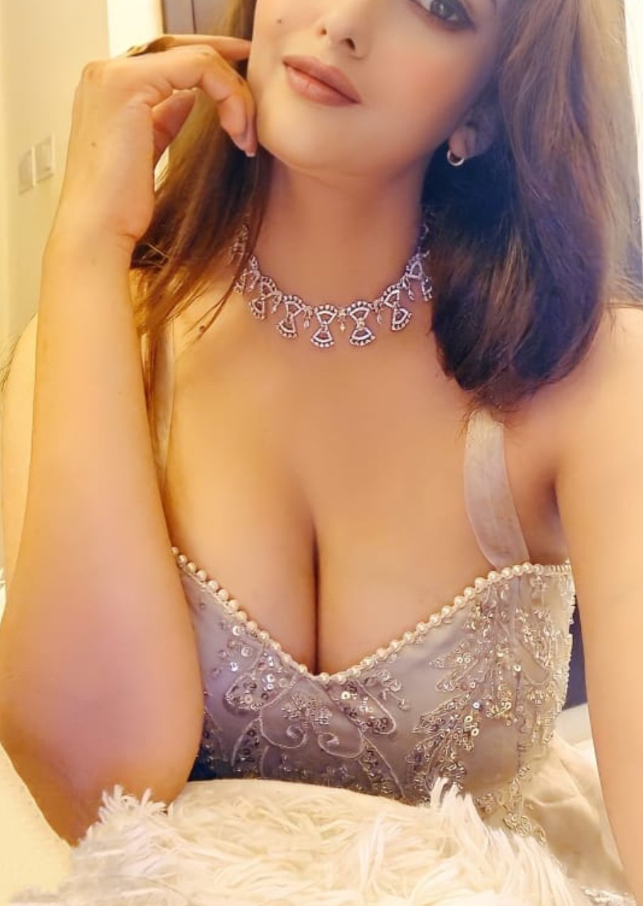 busty escort komal (4)